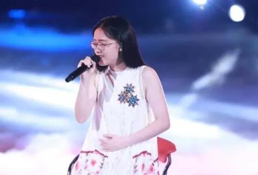 郭沁為什么坐在椅子上，真實原因是為了給周深面子