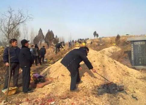 墳上不長草后代必出：庸碌、膽小、趨炎附勢之人（需鎮壓）