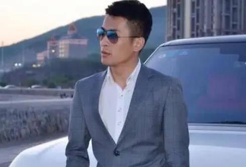 辛有志的個人資料簡介，個性張揚（帶貨能力遠超李佳琦）