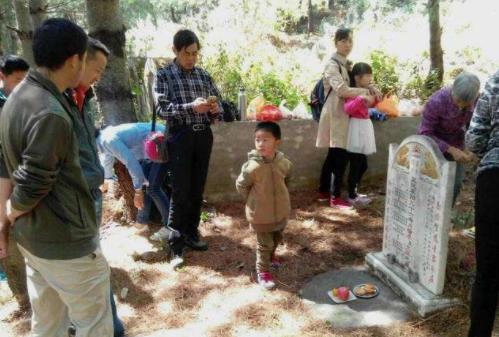 千萬不要讓孫子去上墳,沒有強(qiáng)制規(guī)定(遵守習(xí)俗即可)