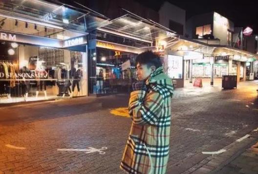 秦奮他家干什么的，他爸是知名董事長（有紅色背景）