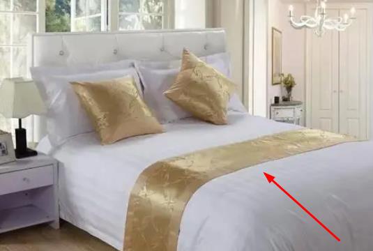 酒店床上一條長條布有什么用，防污壓被角兩不誤（還能裝飾）