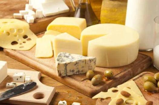 芝士是什么材料做的，牛奶經過濃縮制做的天然食物