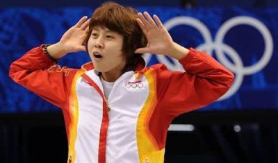 王濛現在在做什么,退役后從事了速滑教練