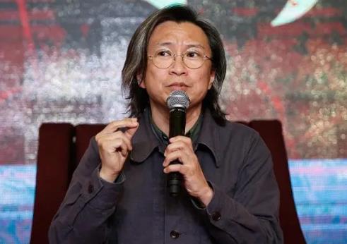 陳可辛為啥說是泰國人，曾在泰國定居因此會講泰語