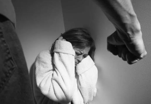 家暴男人最怕妻子怎么做,娘家找上門(mén)會(huì)讓他膽戰(zhàn)心驚