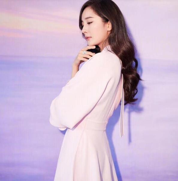 楊冪驚艷的幾張照片,年輕時的她正處于顏值巔峰期