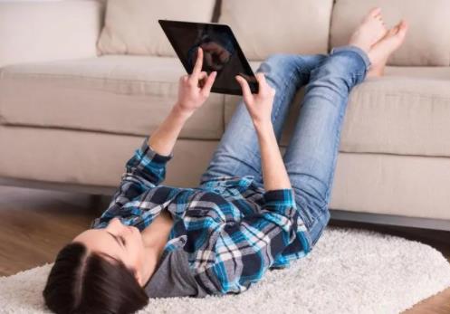 躺著犯法嗎，要結(jié)合躺的位置和環(huán)境斷定是否犯法