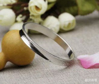 銀手鐲戴左手好還是右手好，左進右出有一定道理