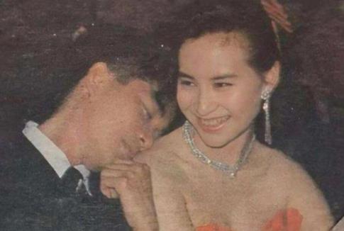 陳百強(qiáng)與何超瓊的戀情，二人是家族聯(lián)姻的犧牲品