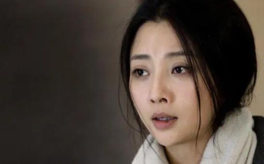 殷桃的嘴巴怎么了,并非上火.只是長了一顆痣而已