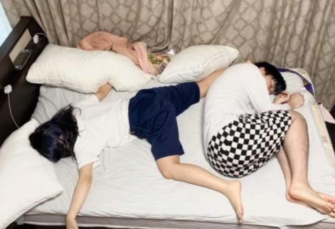 女朋友不給睡還要繼續(xù)嗎，真心喜歡話就應(yīng)該去尊重愛護(hù)她