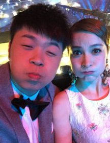 杜海濤事件怎么回事，單膝下跪為偶像頒獎