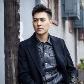 靳東的兩任妻子都是誰，和周揚分手后與李佳結(jié)婚了