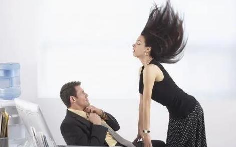 男生有多饞女生的身子，可以觀察他對(duì)你起生理反應(yīng)的眼神