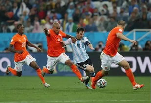 梅西現在在哪個球隊，西甲巴塞羅那足球俱樂部擔任球隊隊長