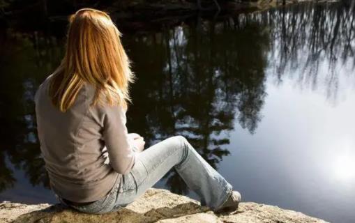 內心嚴重缺愛的女孩表現，面對異性通常表現的很高冷