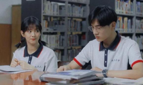男學霸暗戀女生的表現,通常樂于幫助她解決學習上的困難