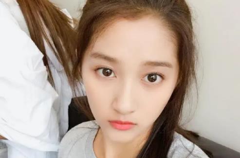 素顏涂口紅有多丑,涂顏色太深的口紅會(huì)顯得很突兀