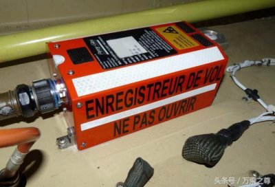 黑匣子在飛機哪個部位，安裝在飛機的機尾部位