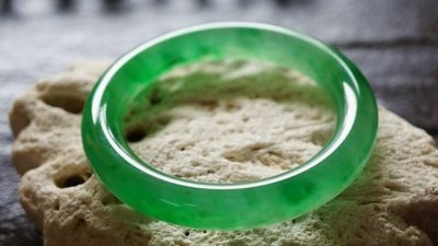 怎么知道自己的翡翠值多少錢，要先在專業機構鑒定再估價