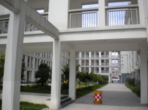 全封閉學校好嗎，有利于提高學生的生活技能