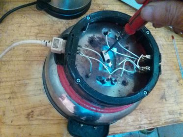 銅祖為什么加溫水能上下跳動，主要是受濕氣的影響