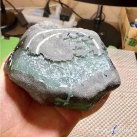 怎樣購買翡翠毛料，可從顏色、裂紋、質地等方面進行選擇