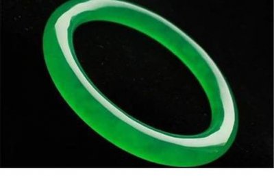 石英巖玉和翡翠有什么區別，成分和產地都有所不同