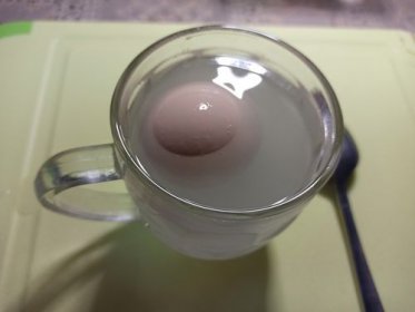 雞蛋在鹽水中浮起來的原理，是阿基米德原理