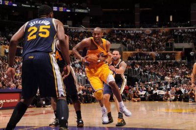 籃球跳步犯規(guī)嗎,上籃的技術(shù)動(dòng)作不屬于犯規(guī)