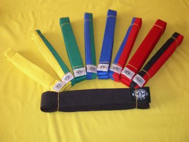 跆拳道級別及腰帶顏色，九級白黃色、八級黃色、七級黃綠色