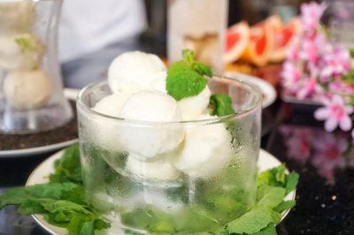 世界上最小的冰淇淋，個頭只有拇指大小