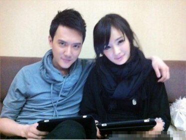 馮紹峰現任妻子是誰，和趙麗穎離婚后有什么前女友找上門