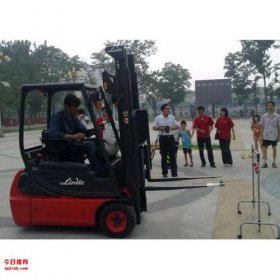 學叉車培訓一般多少錢，1700元左右.不包含考證的費用